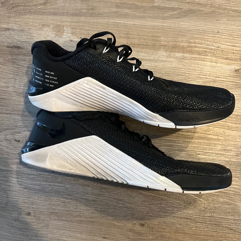 Nike Metcon 5 women’s trainer shoes sz 11. CrossFit sneaker black white